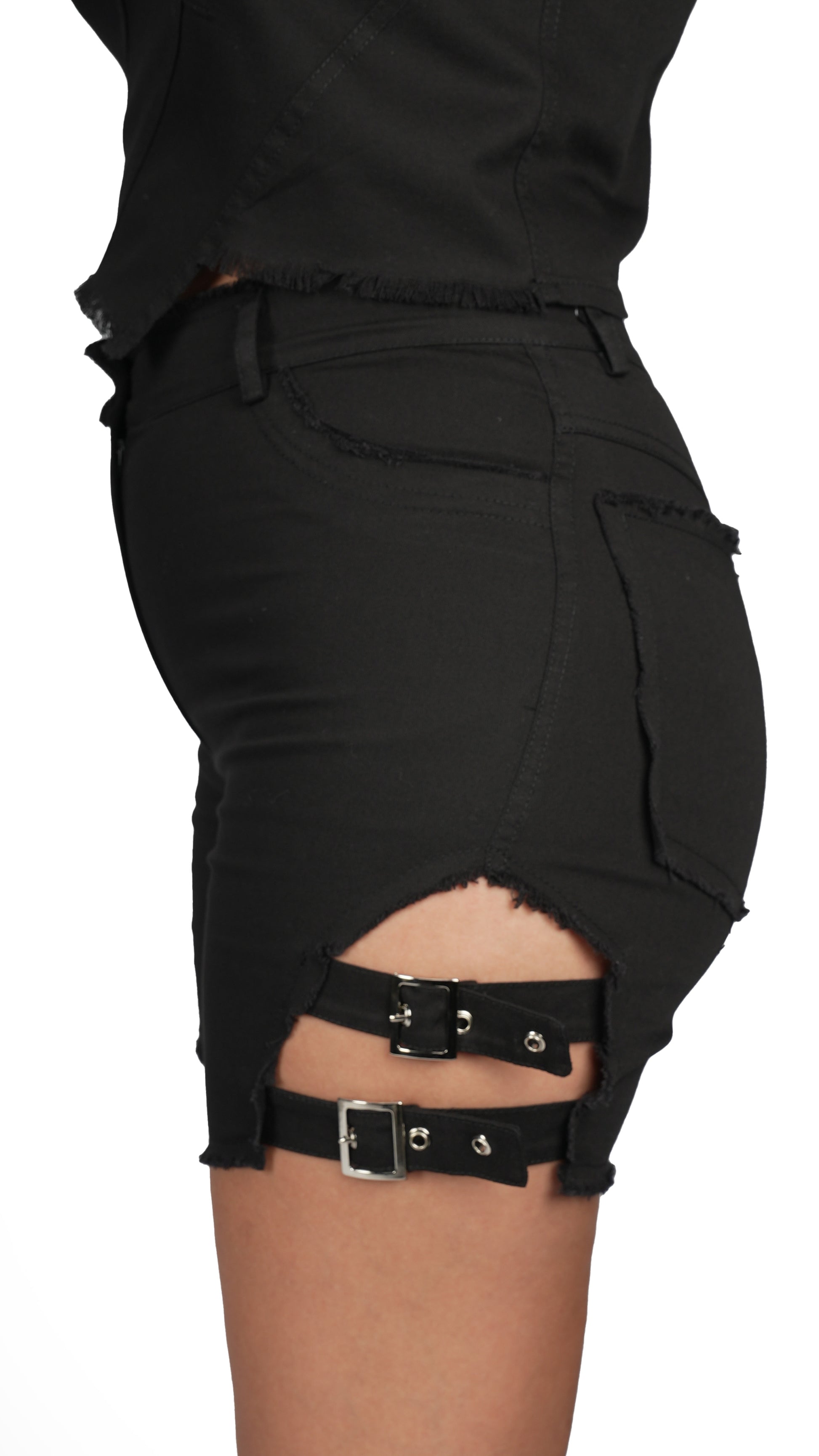 Siyah Kemer Detaylı Dekolteli Kot Şort.