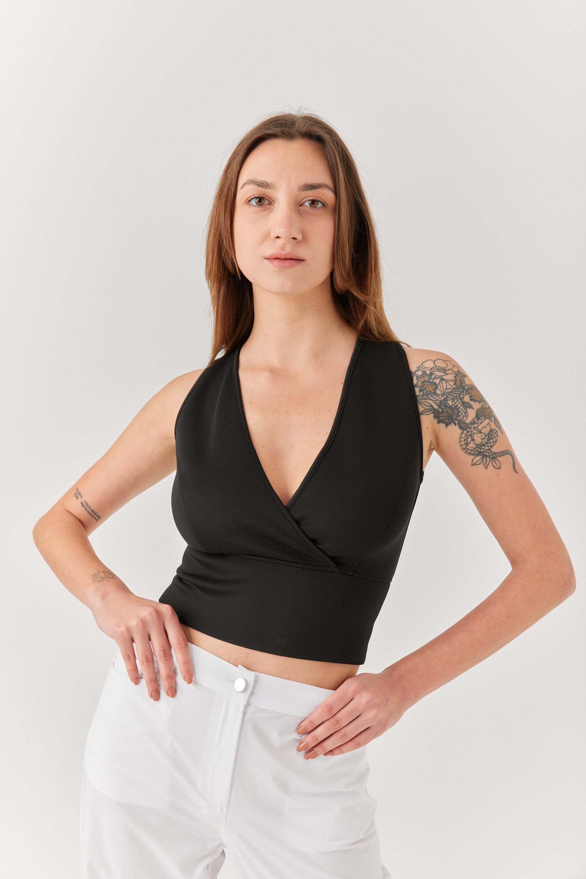 Siyah Kalın Askılı Göğüs Dekolteli Bluz.