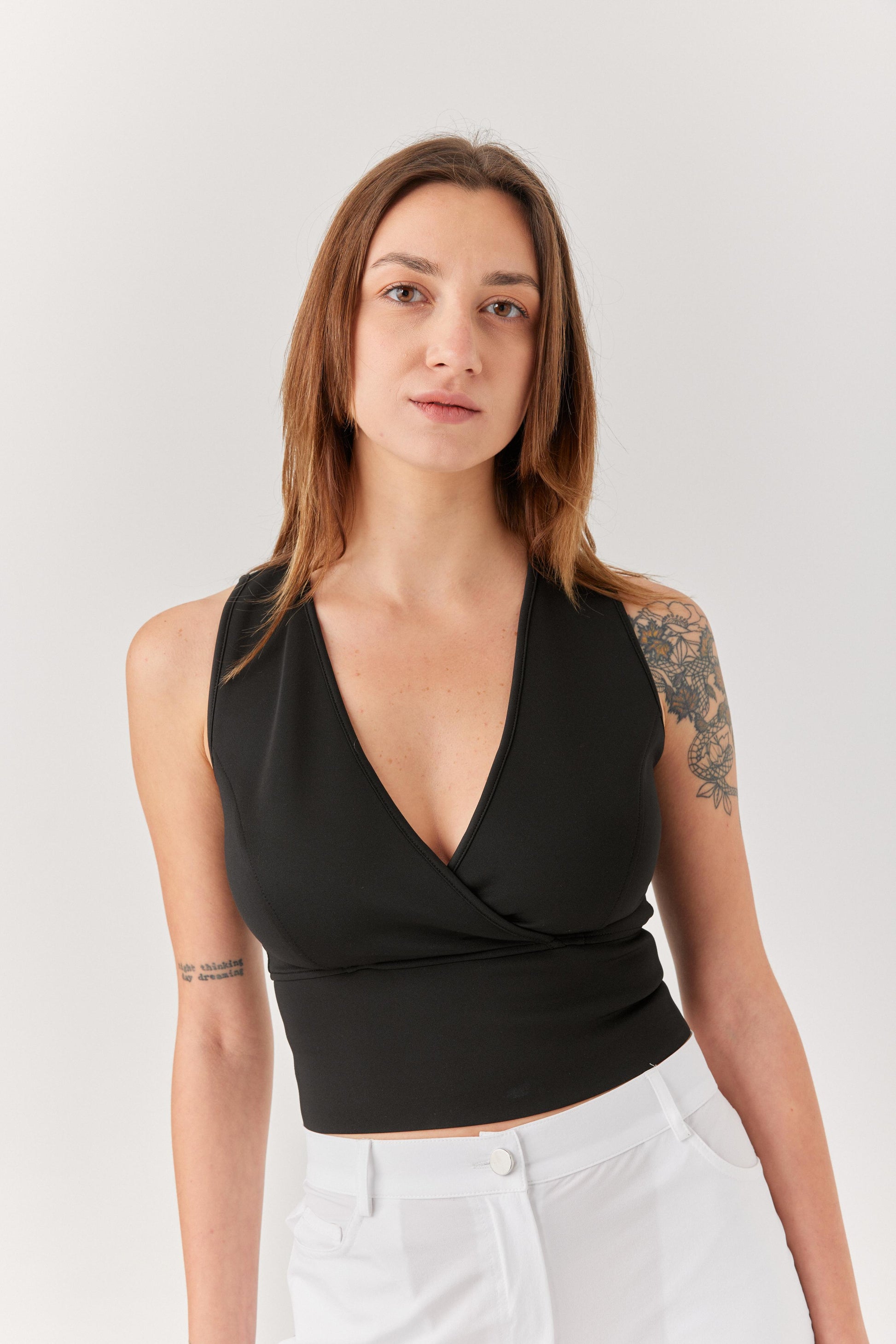 Siyah Kalın Askılı Göğüs Dekolteli Bluz.