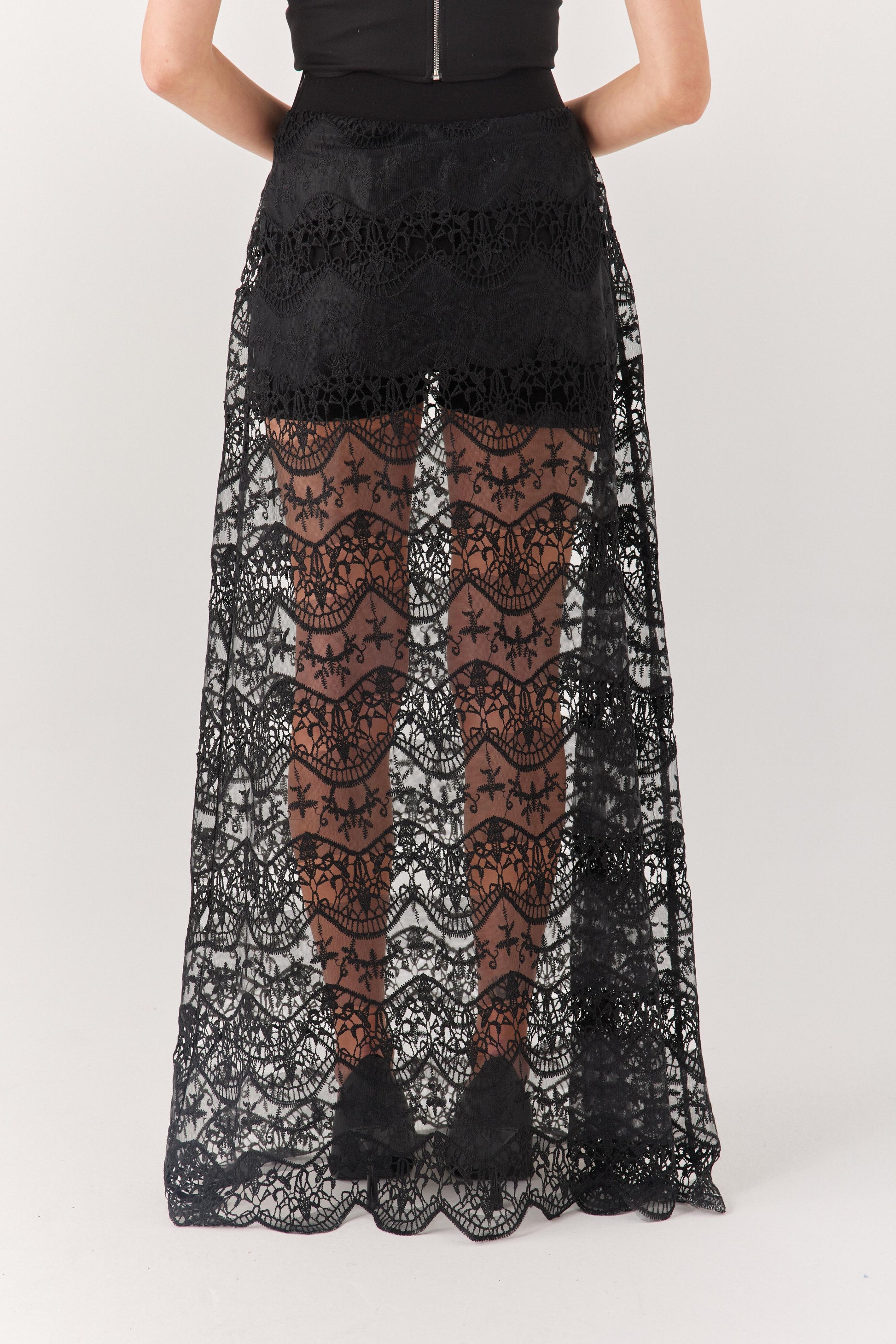 Siyah Şortlu Dantel Etek.