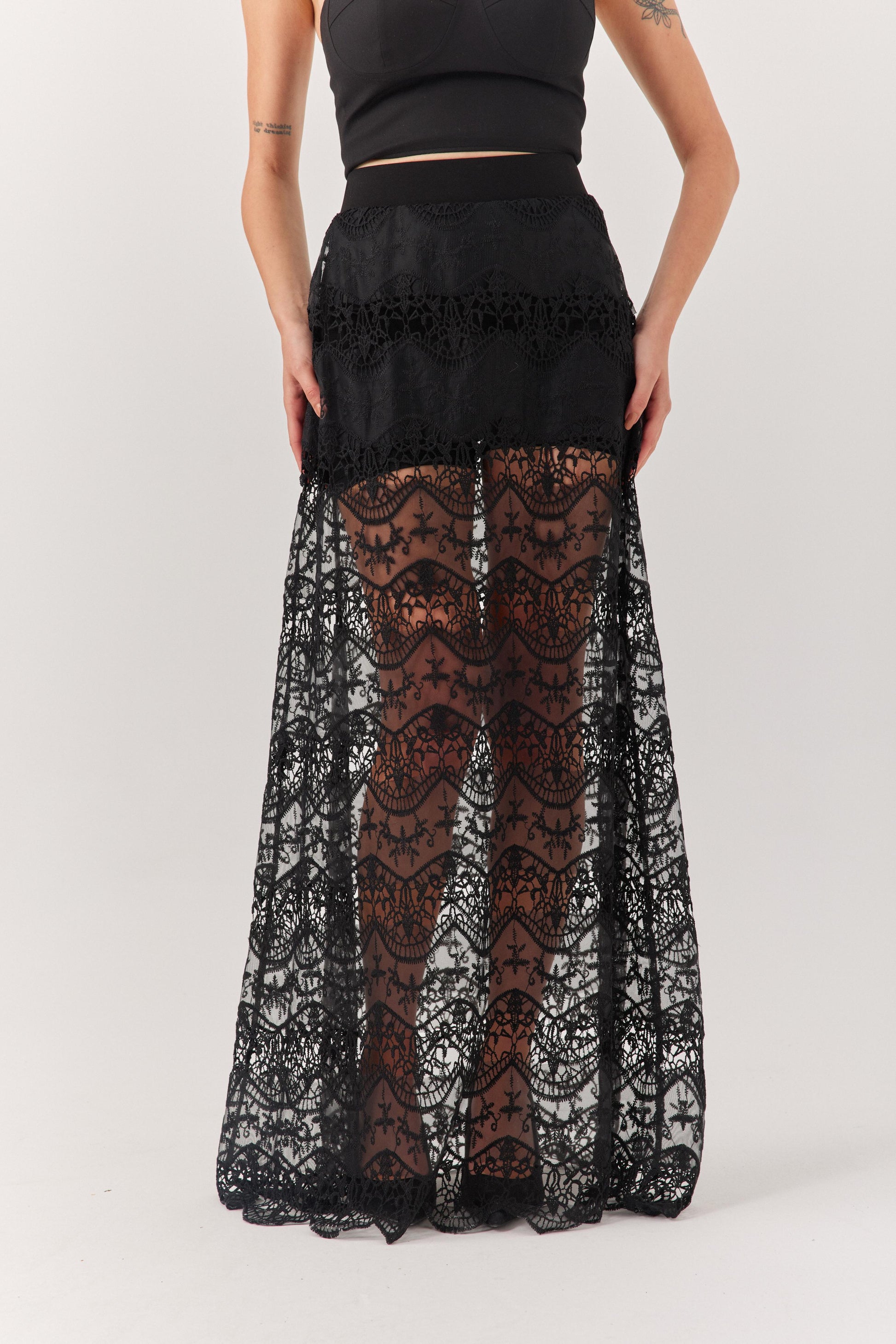 Siyah Şortlu Dantel Etek.