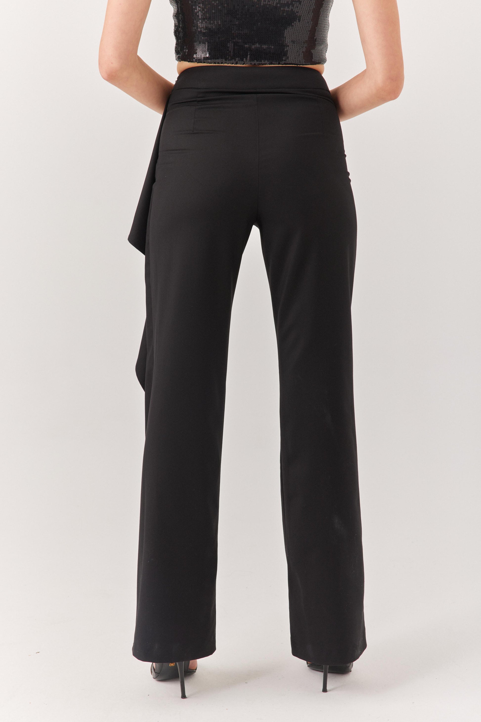 Siyah Fırfır Detaylı Pantolon.