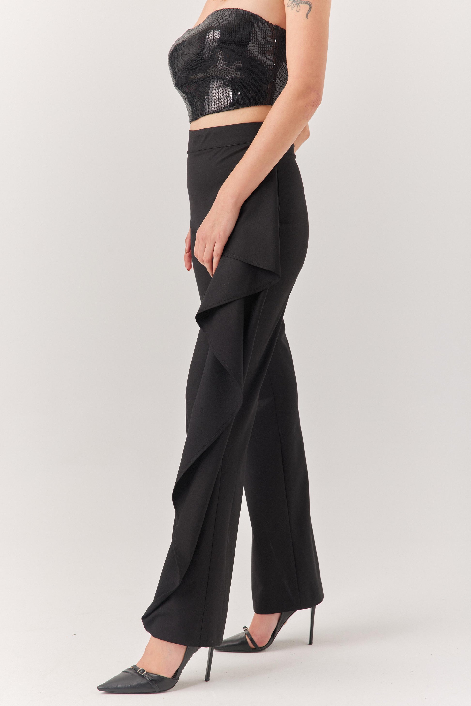 Siyah Fırfır Detaylı Pantolon.