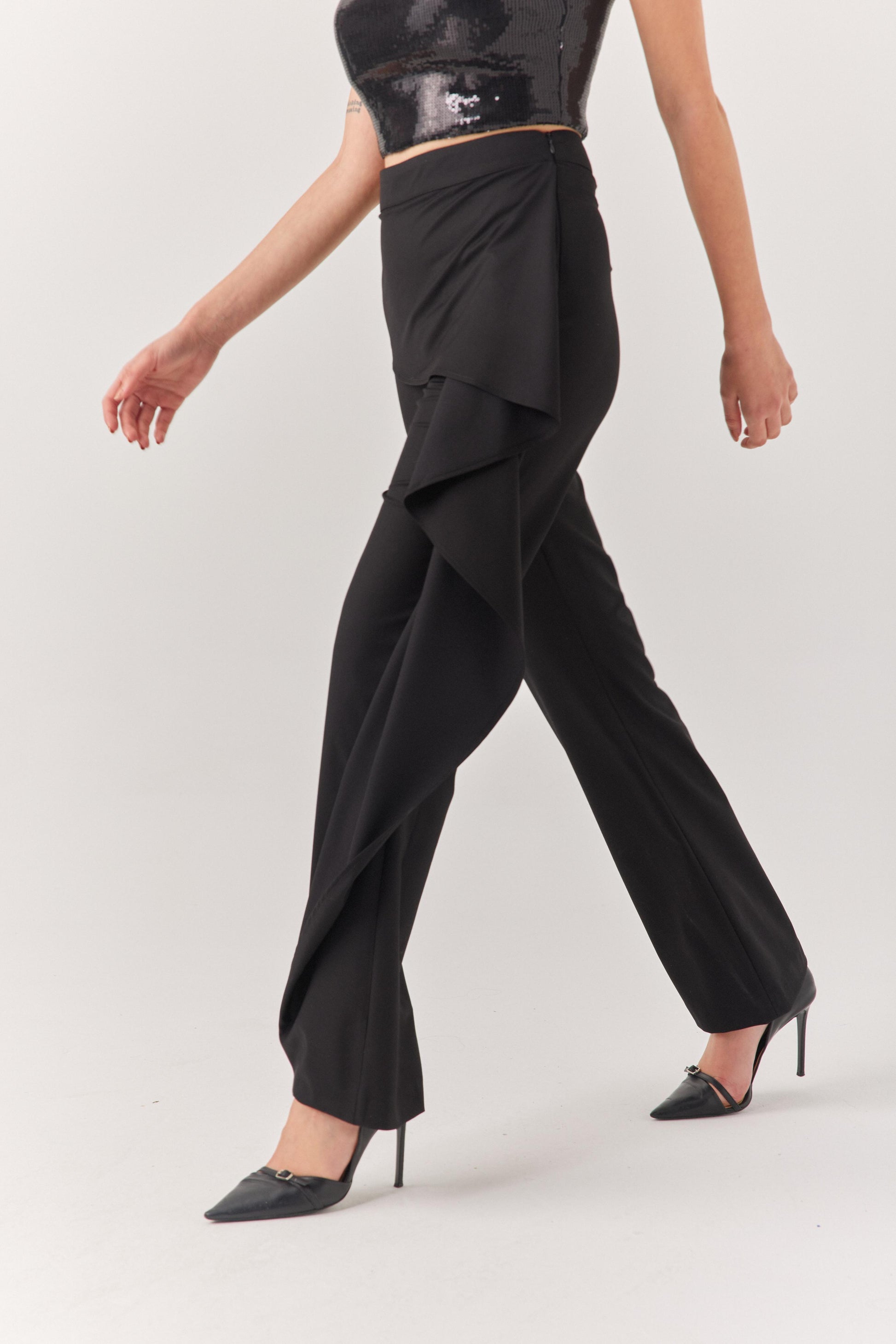 Siyah Fırfır Detaylı Pantolon.