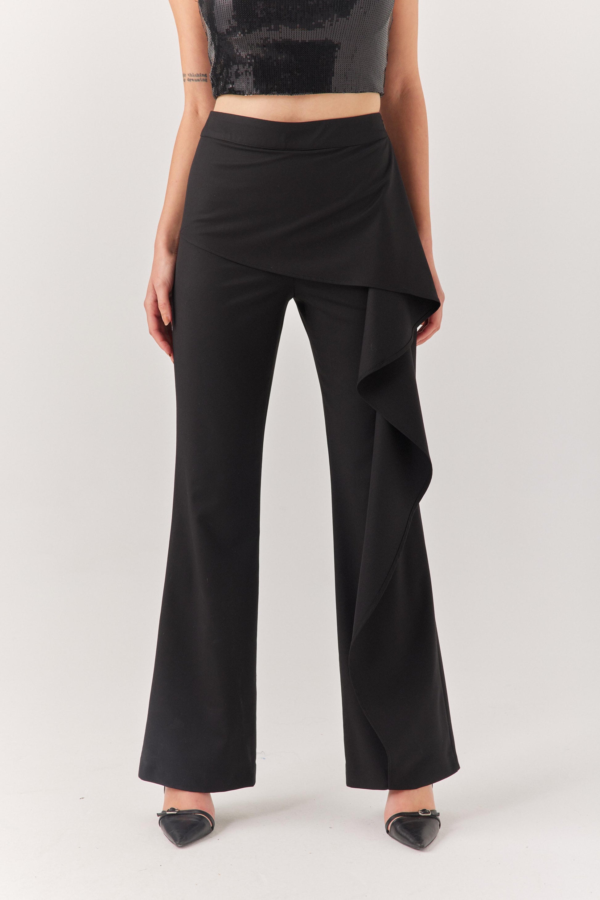 Siyah Fırfır Detaylı Pantolon.