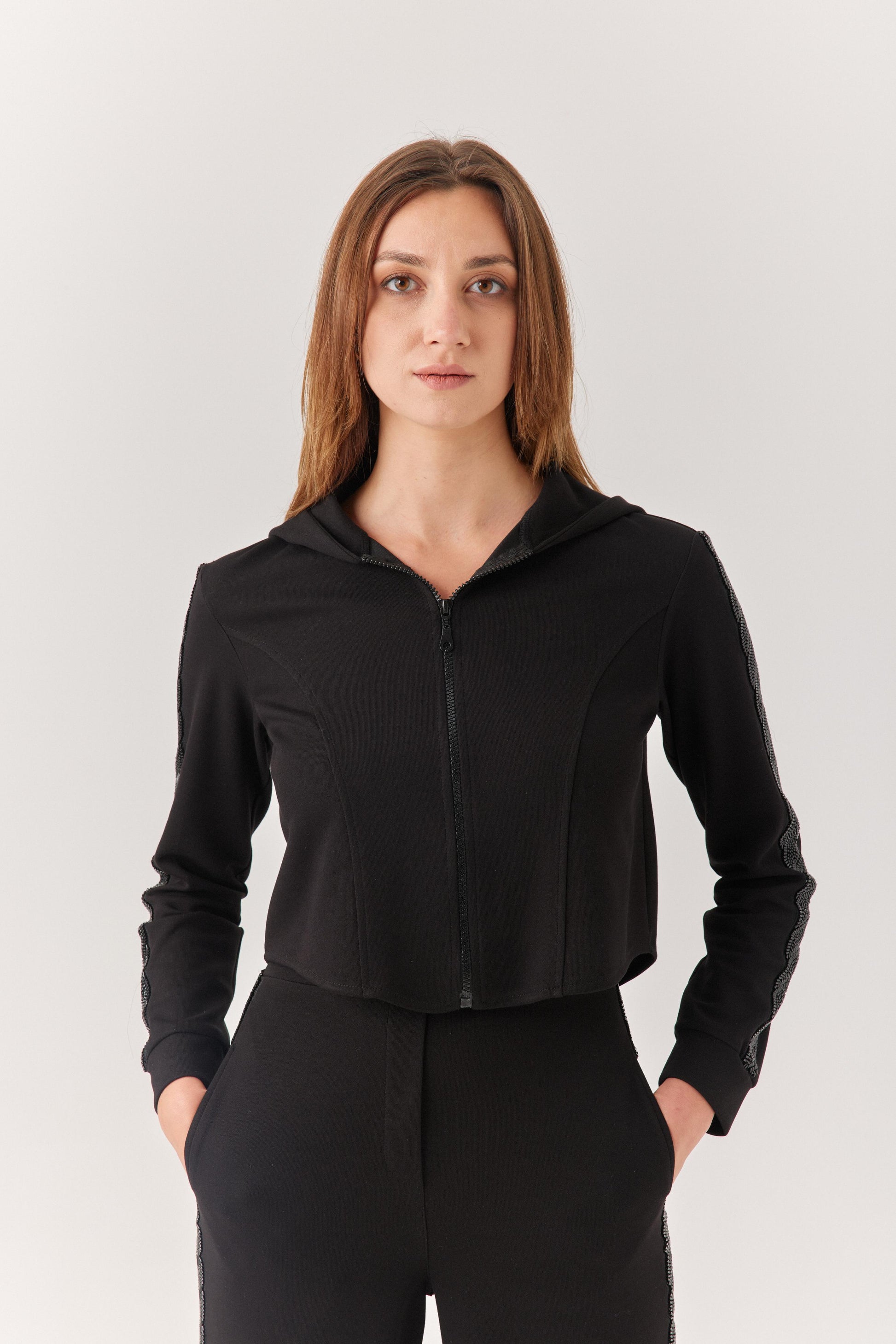 Siyah Boncuk Detaylı Eşofman Takımı.