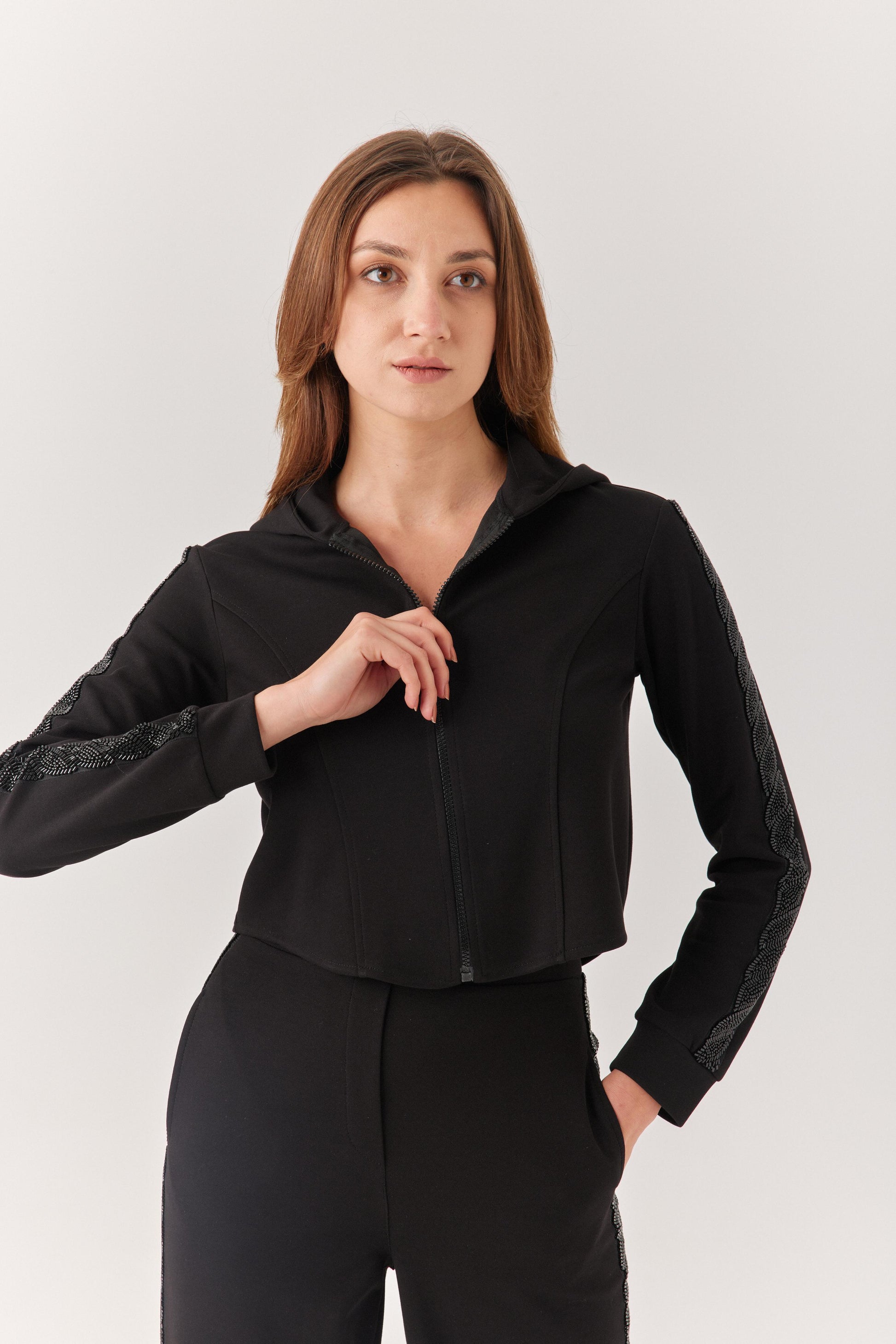 Siyah Boncuk Detaylı Eşofman Takımı.