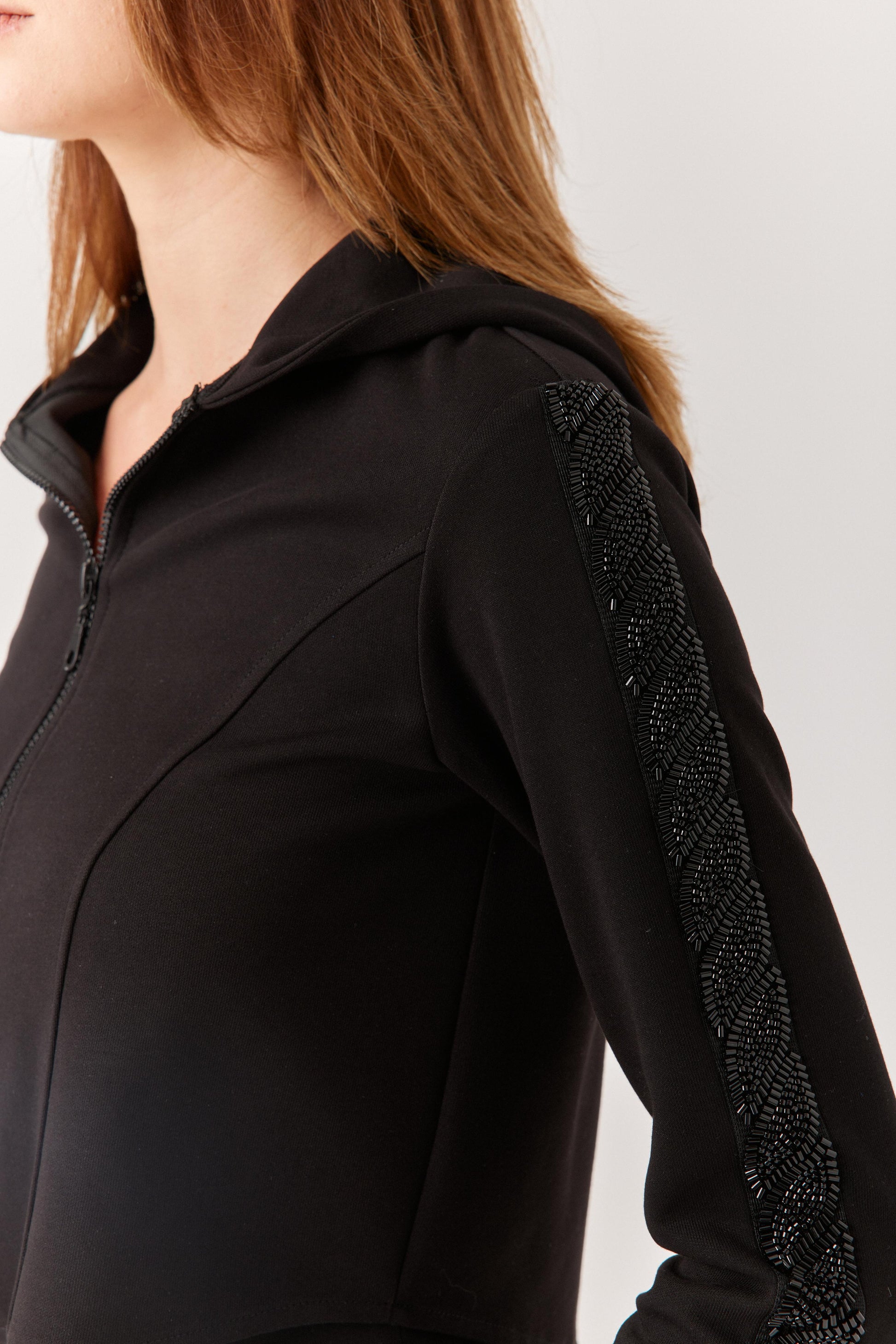 Siyah Boncuk Detaylı Eşofman Takımı.