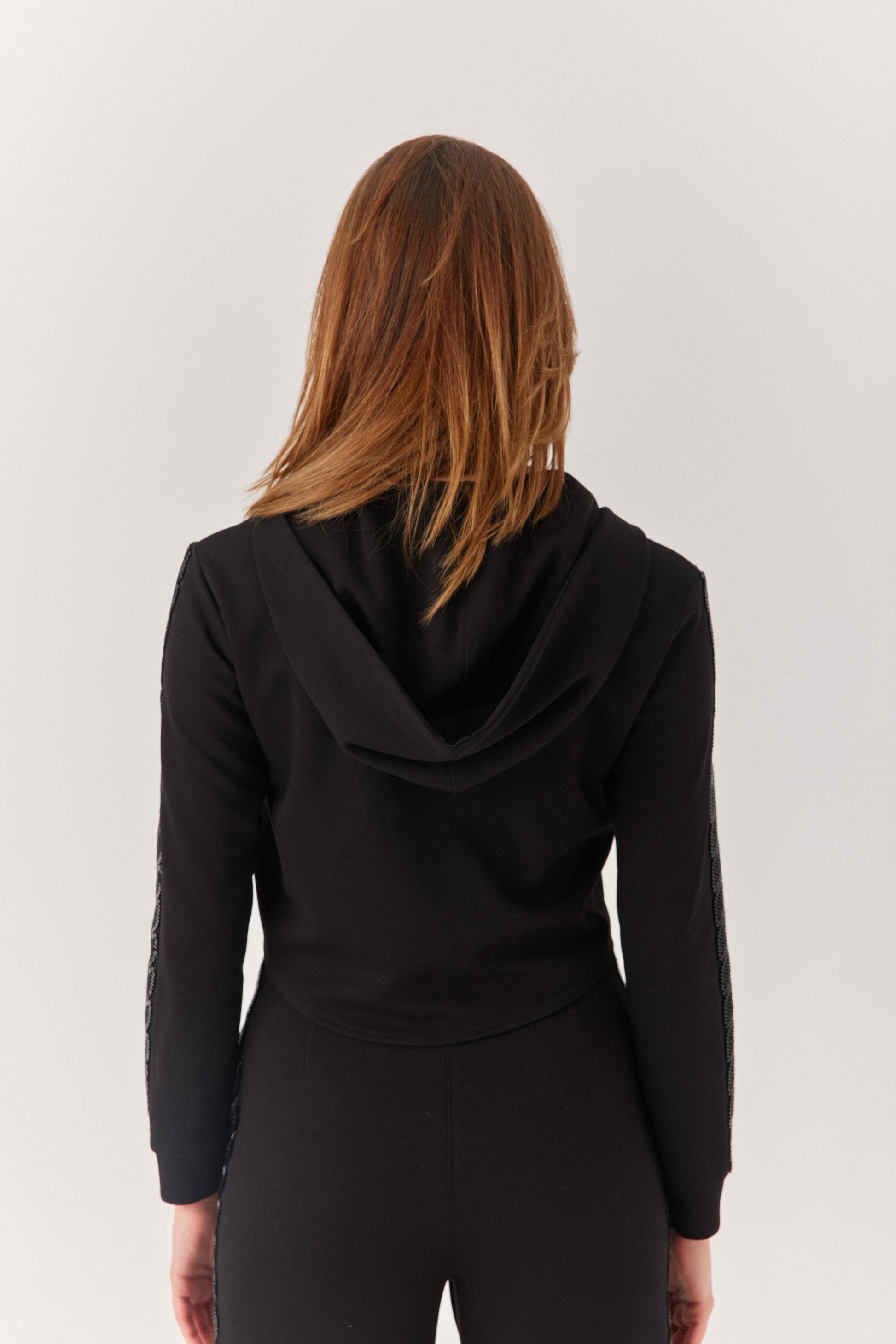 Siyah Boncuk Detaylı Eşofman Takımı.