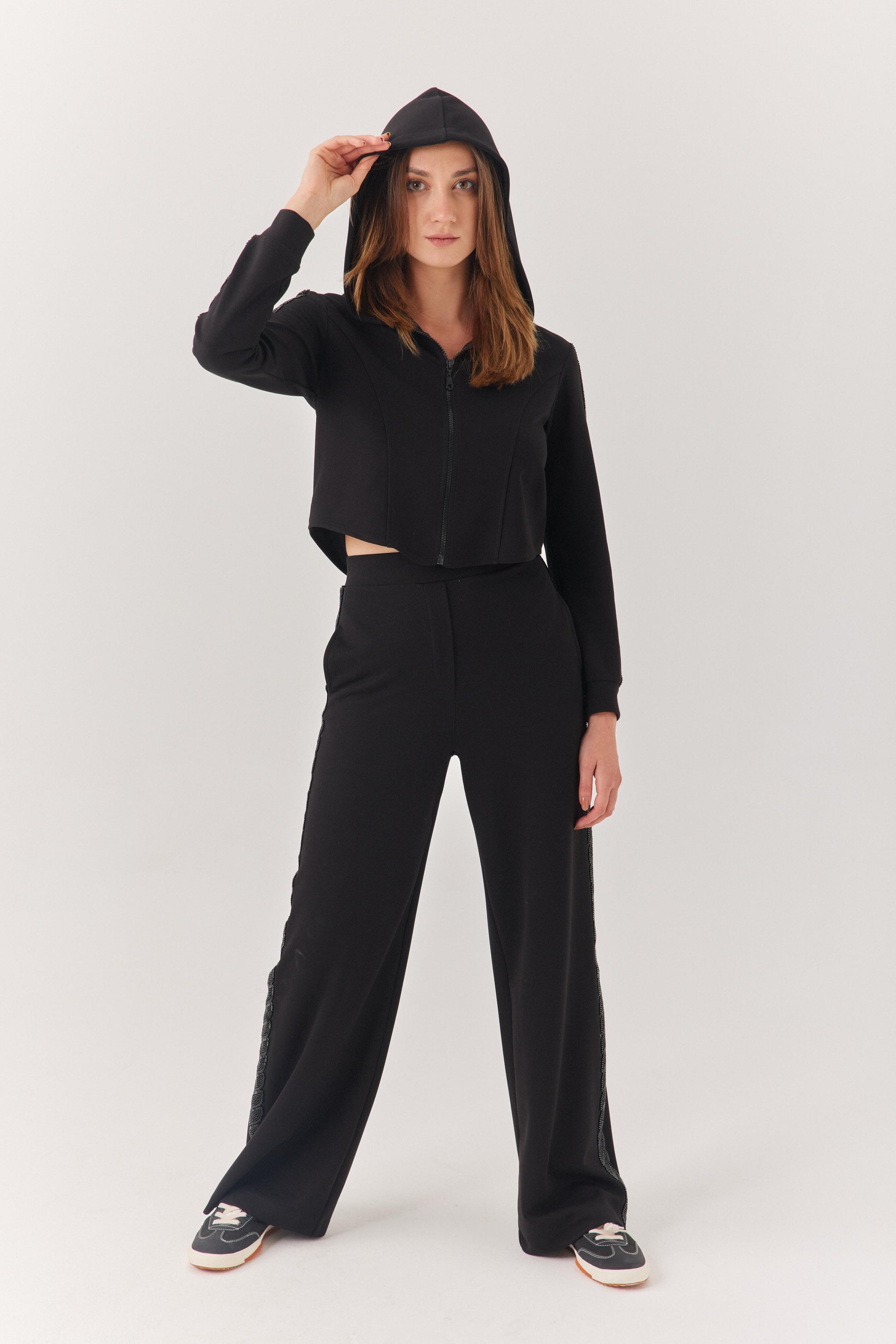 Siyah Boncuk Detaylı Eşofman Takımı.